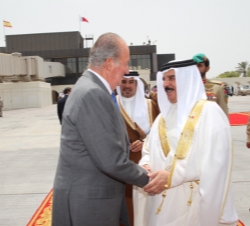 Su Majestad el Rey es despedido por el Rey de Bahrein, Su Majestad Sheikh Hamad Bin Isa Al-Khalifa en el Aeropuerto internacional de Bahrein Royal Hal